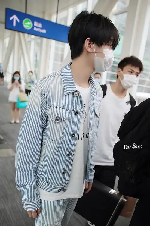 [娱乐新闻]王俊凯现身武汉机场 是交叉戴口罩的乖宝宝一枚