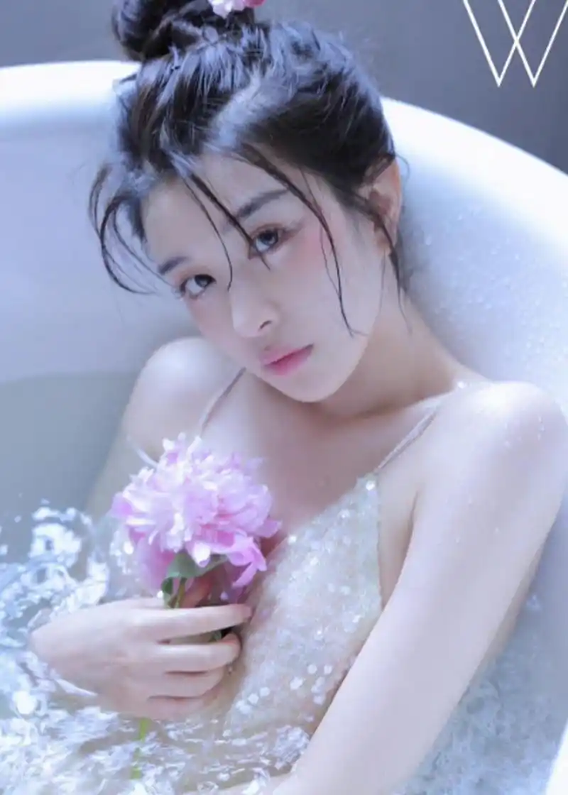 美女写真,好安静的女孩子!皮肤白里透红#哇塞好身材# #性感好身材