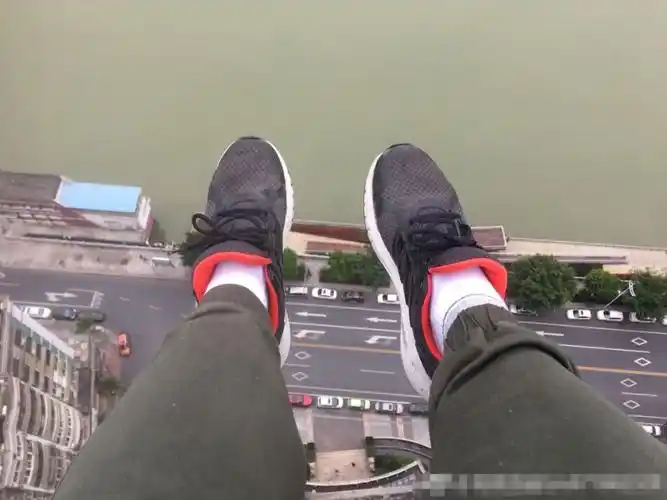 这位网友还拍出了更为惊险的照片就这样的高度其实还是有些···从