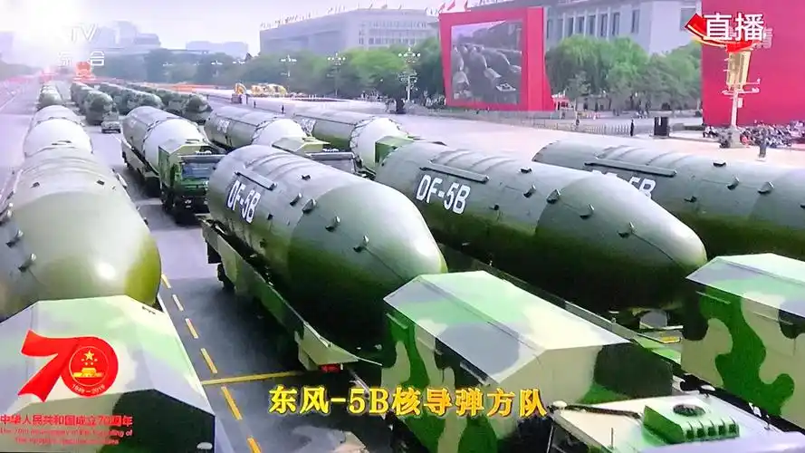东风一5b核导弹方队