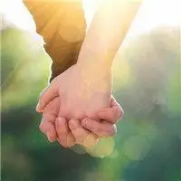 情侣牵手逛公园的美丽微信头像【点击鼠标右键下载】