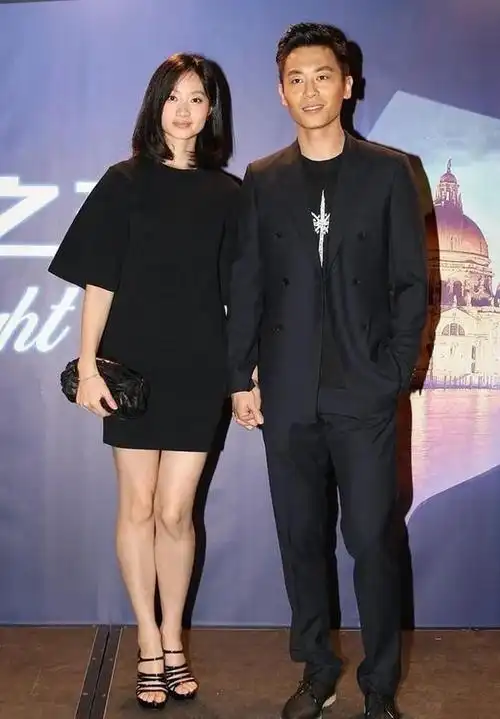 朱亚文老婆太显嫩!