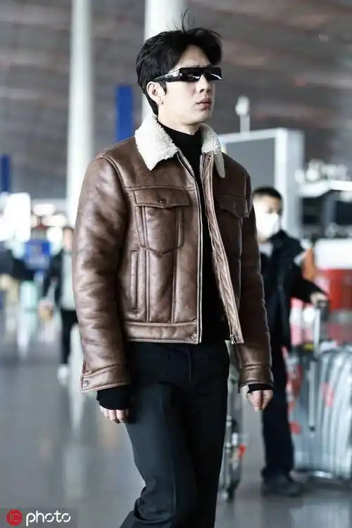 井柏然北京机场出发棕色毛领皮衣帅气个性