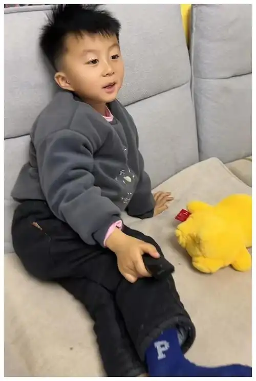 田静频繁带货老公郭威发福明显奇奇帅气不输言宝