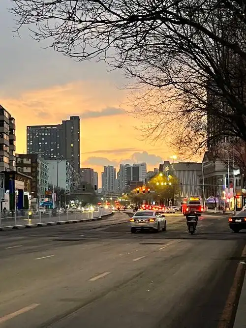 傍晚的街道和天空