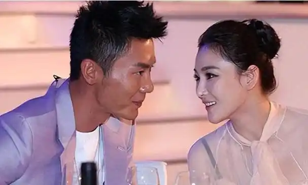 最近,45岁的李晨和52岁的闫妮的绯闻恋情引起了网络的热议.