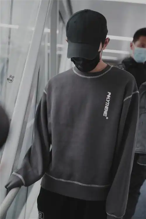 易烊千玺成都出发饭拍,再次把小手藏进袖口过于可爱|tfboys|卫衣|棒球