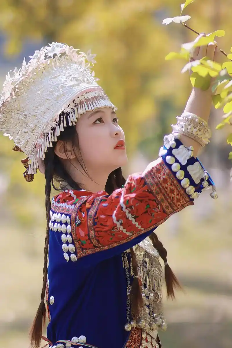 苗疆女子~温柔的歌曲要配温柔的苗阿妹.#分享照片 #摄影#苗 - 抖音