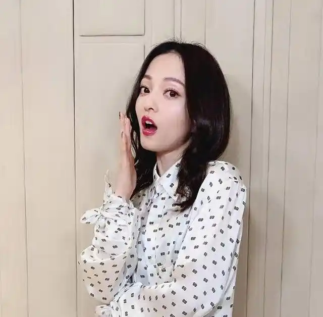 女星打哈欠姿势,林心如优美,陶晶莹自然,而张韶涵感觉有点刻意