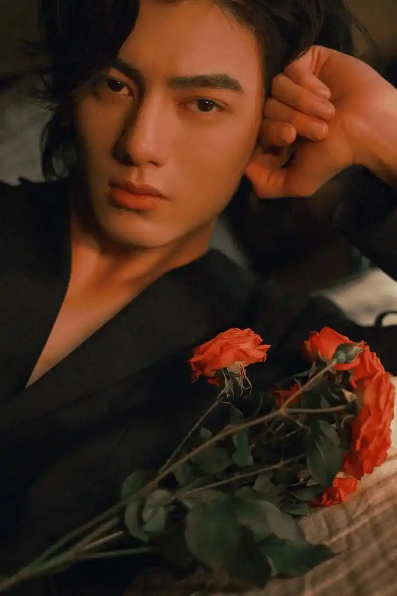 玫瑰少年.  #男生写真 #复古港风 #摄影 #写真情绪片 - 抖音