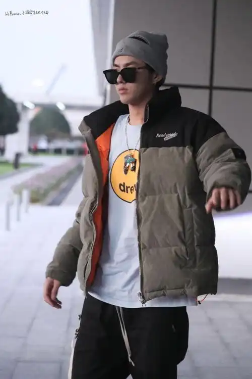 吴亦凡今日长沙飞北京 羽绒服笑脸t可爱小凡现身