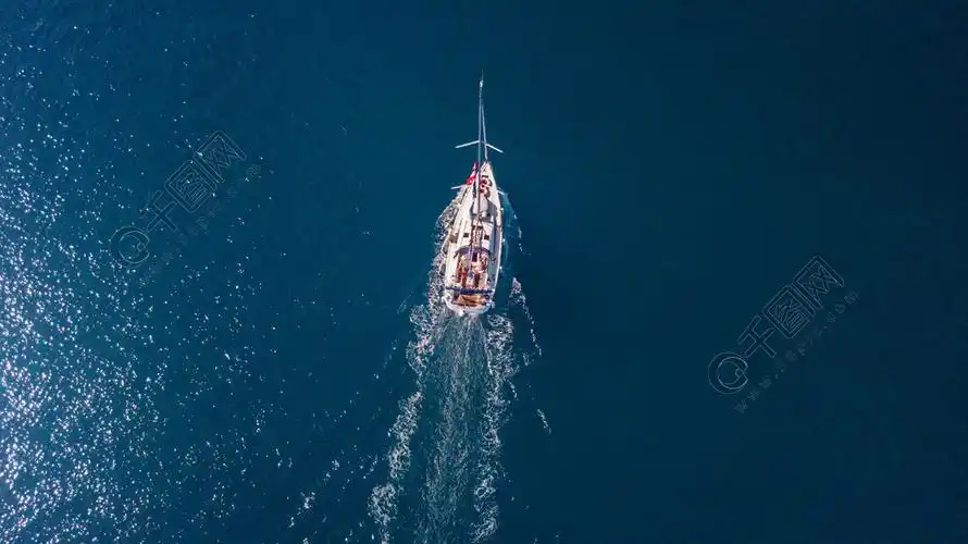 帆船在公海的鸟瞰图