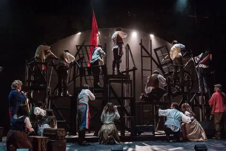 67著名歌剧悲惨世界用光表现人类心灵和精神之旅