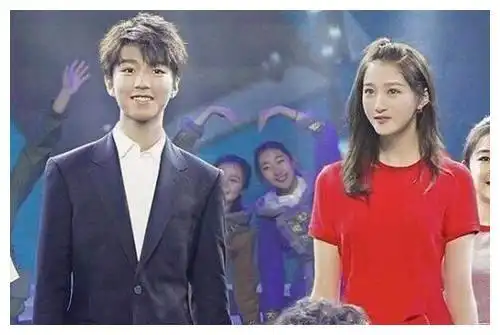 172cm关晓彤遇到183cm王俊凯两人同台后谁谎报身高一目了然