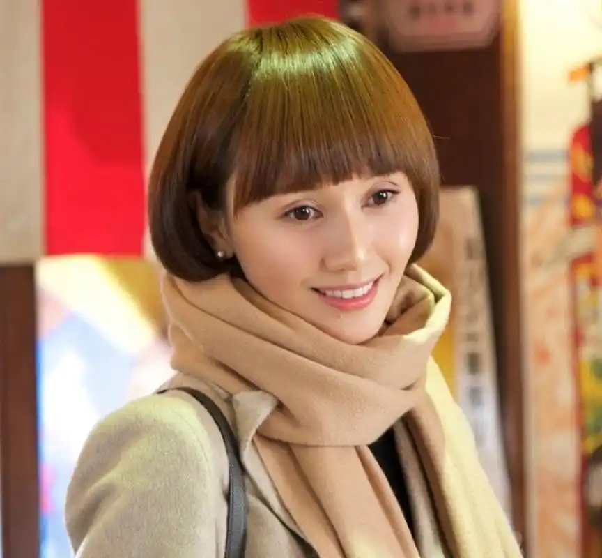 袁泉在电视剧《我的前半生》中饰演唐晶,她是罗子君的闺蜜,也是职场女