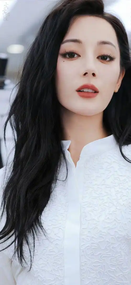 迪丽热巴烟熏妆造型