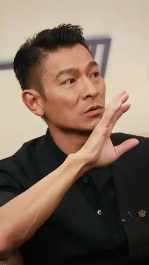 手足举动尽显天王本色,六十了依然帅不可挡,真的要红一辈子,刘德华太