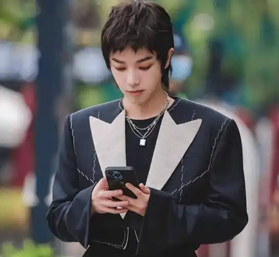 华晨宇短发白西装,王悦伊也剪短发穿一身白,两人手机壳都是同款_照片