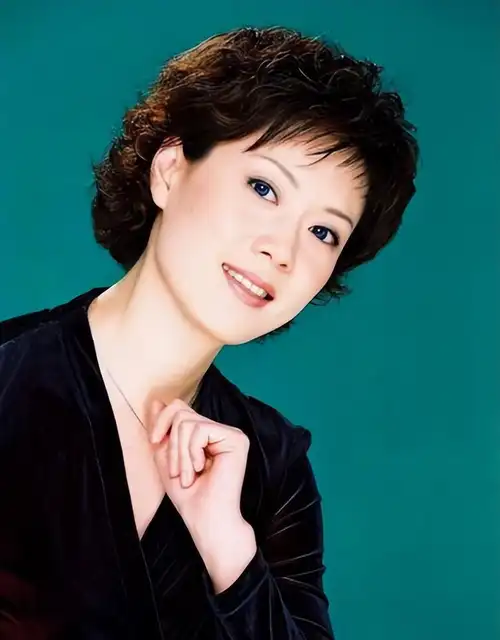 央视"最俏皮"女主播李文静,多次身陷风波,结婚多年坚持丁克_父母_艺术