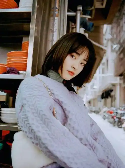 "初恋脸"沈月很适合学院风穿搭!配短发元气又减龄,少女感十足