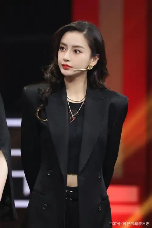杨颖参加综艺穿搭全黑西装穿搭又酷又飒,精致妆容冷艳大气