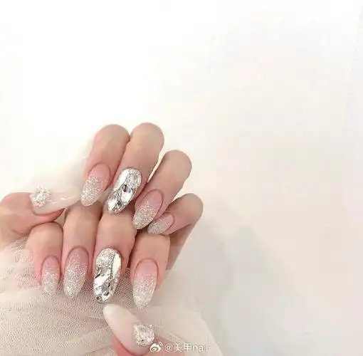 本期精选的美甲款式,不管你的肤色是偏黄还是偏黑,都能轻松显白两个度