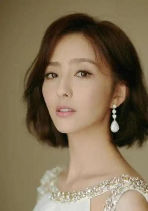 佟丽娅微博美图短发红唇端庄利落,佟丽娅造型百变风情万种, 网友: 这