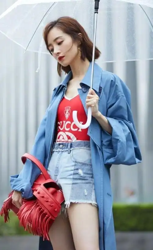 胡冰卿将鞋子穿成了"跑车",难怪身高看着这么突出,被圈粉了!