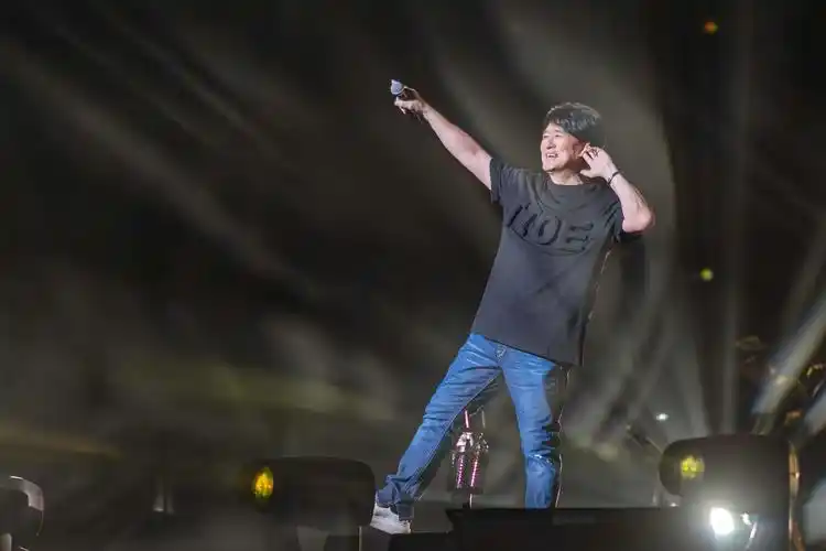 作为国民级歌手,周华健有太多的经典歌曲,此番演唱会以"少年""侠客"双