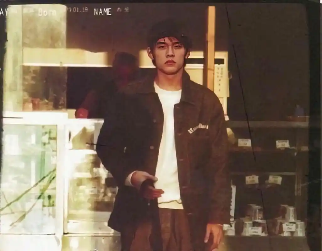 周杰伦晒20年前旧照,超帅日系男友风,网友:妥妥的小鲜肉颜值