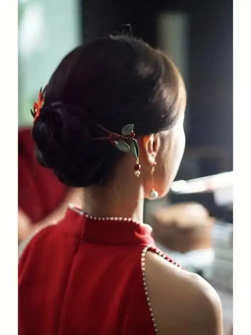 旗袍造型干净的低盘发简约又不失高级