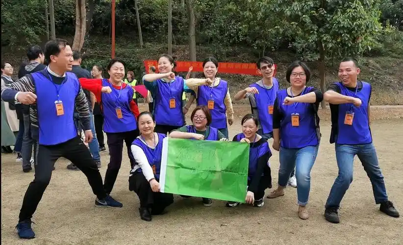 其它 南宁石油业务部开展团建拓展培训 写美篇各团队造型展示和口号.