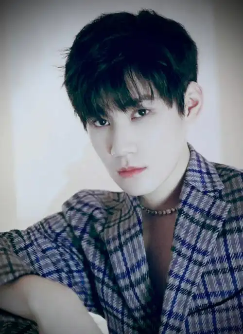 衬衫造型#张真源今晚的深v衬衫造型好好看优越的肩颈线条 喉结 锁骨!