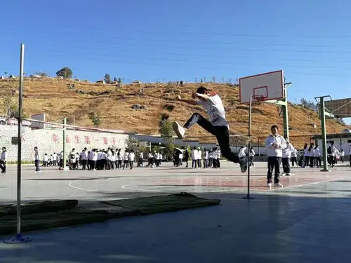 运动会上,跳高场中的各种飞跃动作