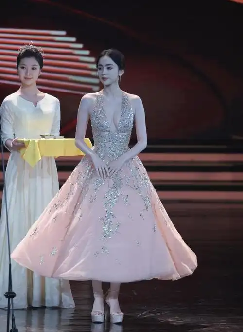 古力娜扎和景甜一起领奖,两位像两个迷人的仙女.
