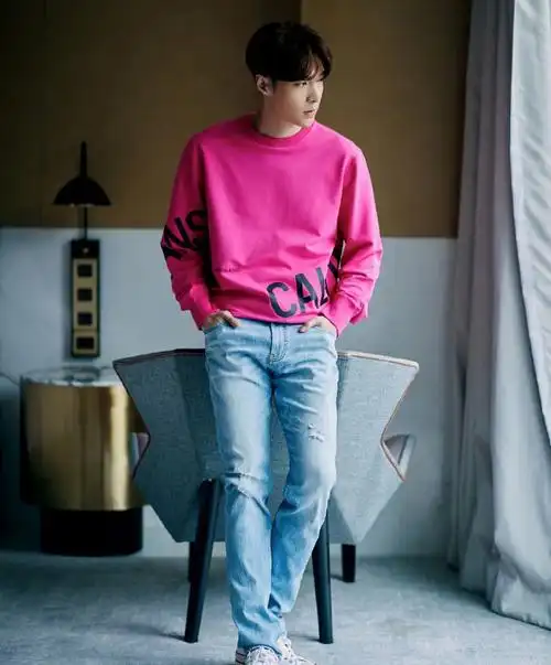 张艺兴粉红色衣服图片|张艺兴粉红色壁纸2020|张艺兴卫衣图片