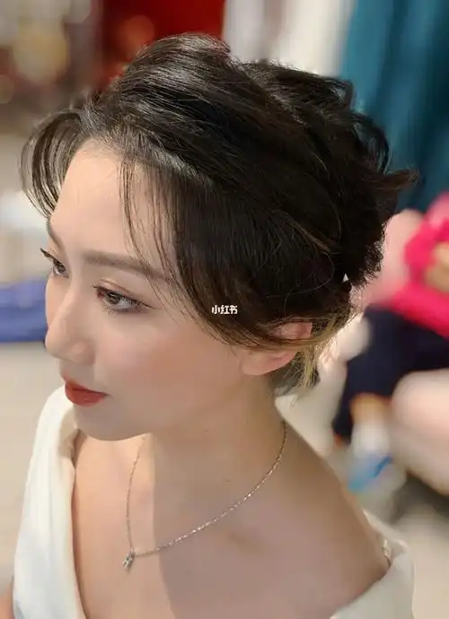 提升气场盘发毕业妆