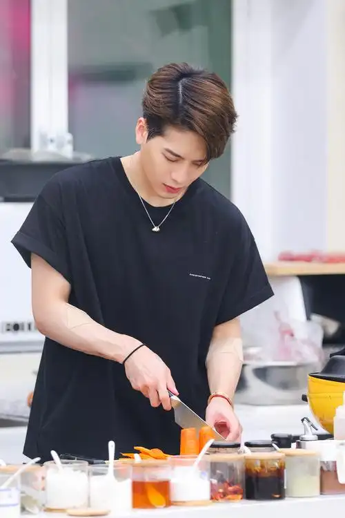 王嘉尔很火的歌抖音