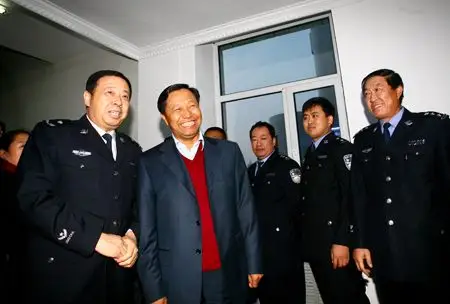 崔杰:设追逃基金 奖提供线索者