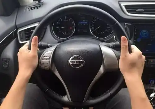 握方向盘姿势看出性格,看到最后,网友:被你说中了