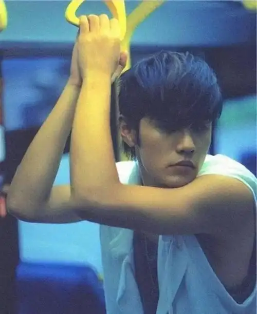 此刻,不仅仅是在回忆照片中那个年轻的周杰伦,我们还在庆祝这位音乐