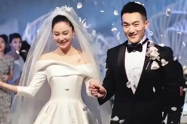 张馨予夫妇恩爱游玩丽江,何捷蹲地为老婆拍照,女儿留家上幼儿园_照片