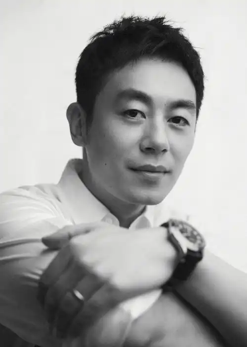 朱亚文白衣造型大片释出 微笑治愈眼神写满故事氛围__凤凰网