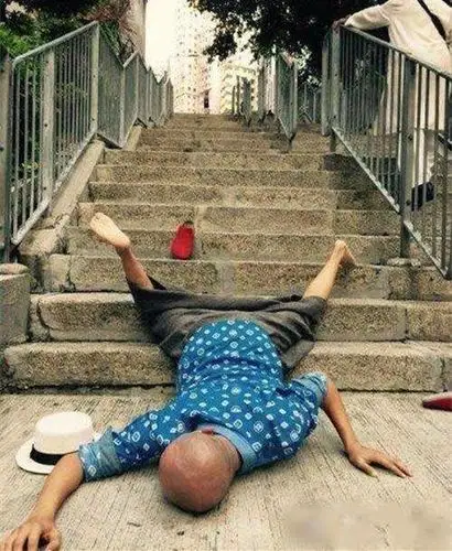 人要是倒霉起来,走路被球砸,这8件事你经历过吗?