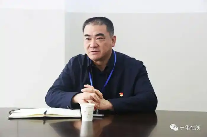 12月29日,宁化县长姚文辉来到县十七届人大五次会议城南镇代表团分组