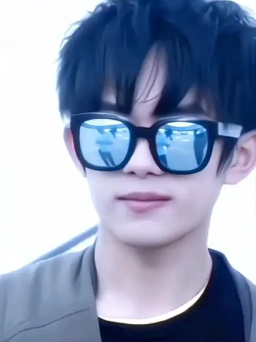 戴墨镜的千玺,酷毙了好嘛,真的好想见到千玺啊!