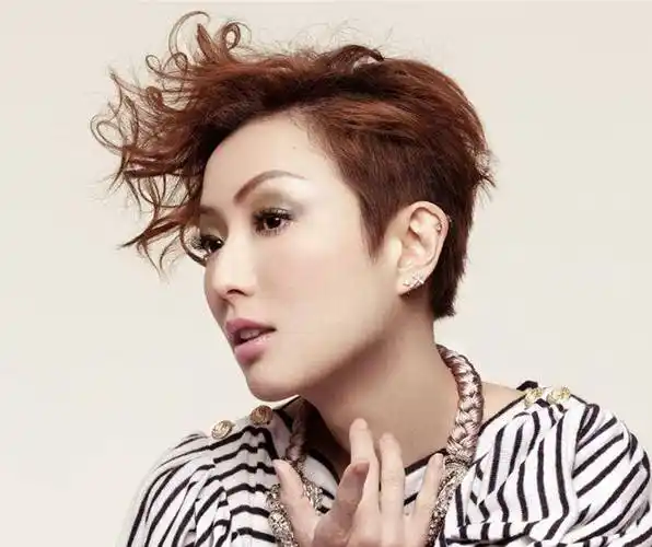 为了漂亮,8年不吃一粒米,如今病倒每天只能坐着睡_郑秀文_中国香港