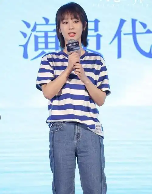 杨紫越来越时尚软萌少女感靠刘海条纹衫搭牛仔裤自然清新