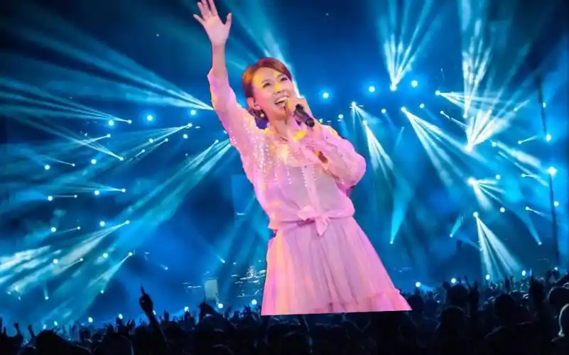 台湾女歌手卓依婷的《乡间的小路》,轻松愉快的歌声,又想起童年的故事