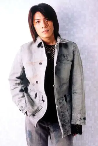 阿杜得了抑郁症后,演出减少,随即退出歌坛,在家养病.